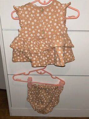Tan Daisy Ruffle Top & Bloomers Kids Set